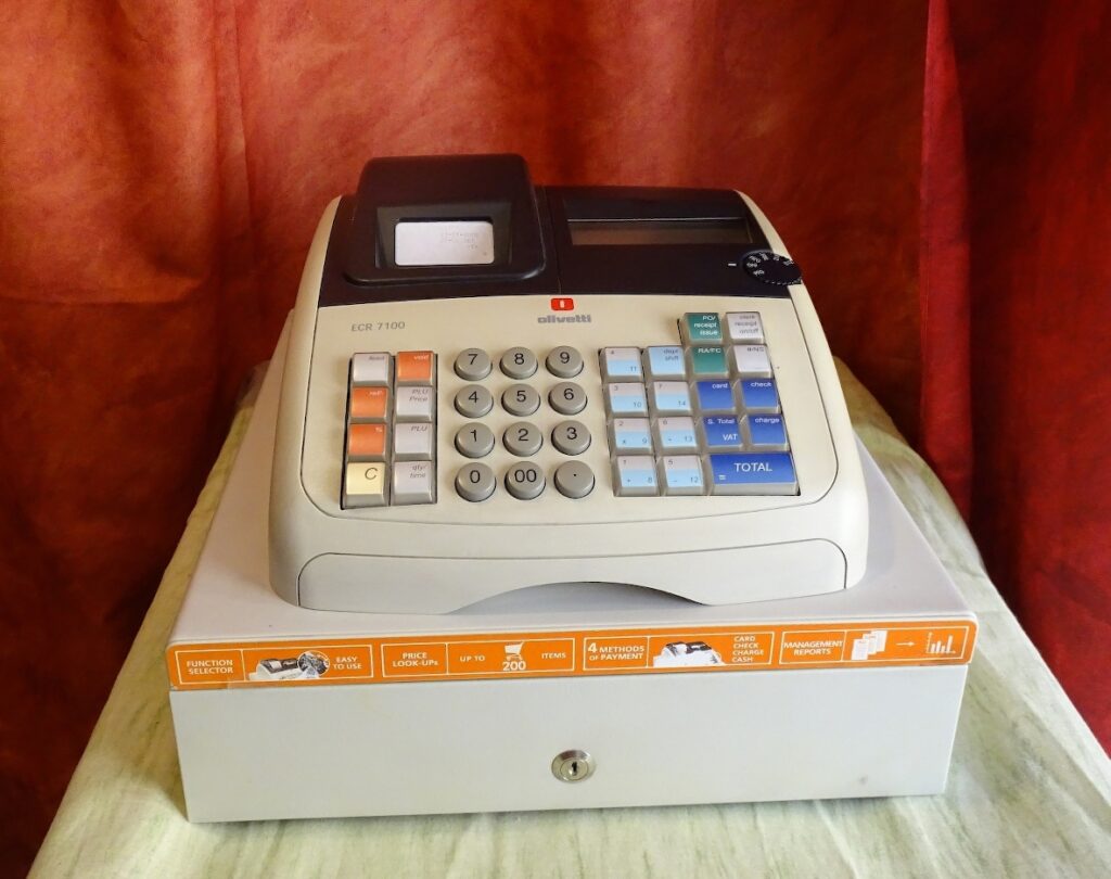 Caisse enregistreuse Olivetti ECR 7100 face avant a