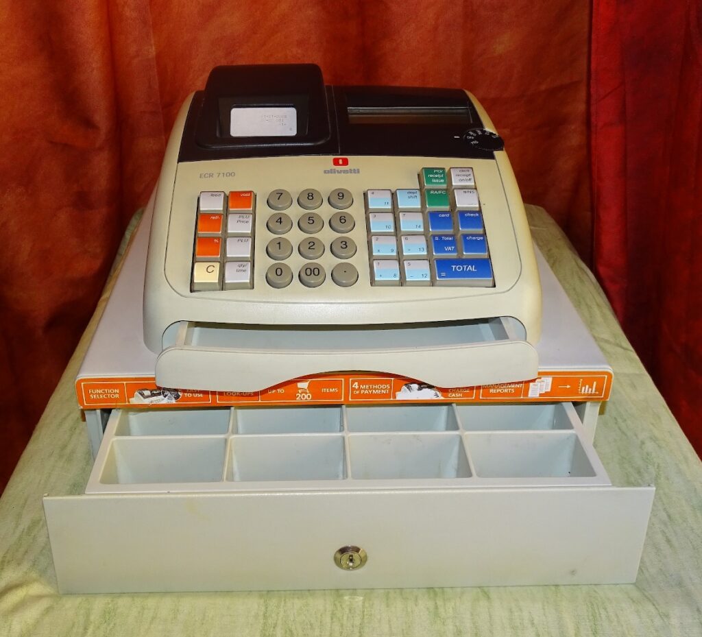 Caisse enregistreuse Olivetti ECR 7100 face avant b